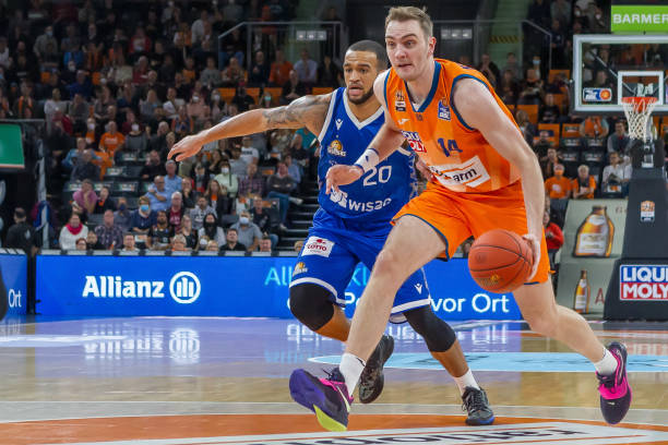 主队打入一 主队打入一